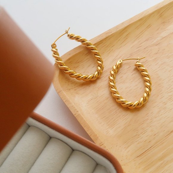 NEW 18K Gold Plated Braided Oval Hoop Earrings - Picture 3 of 8